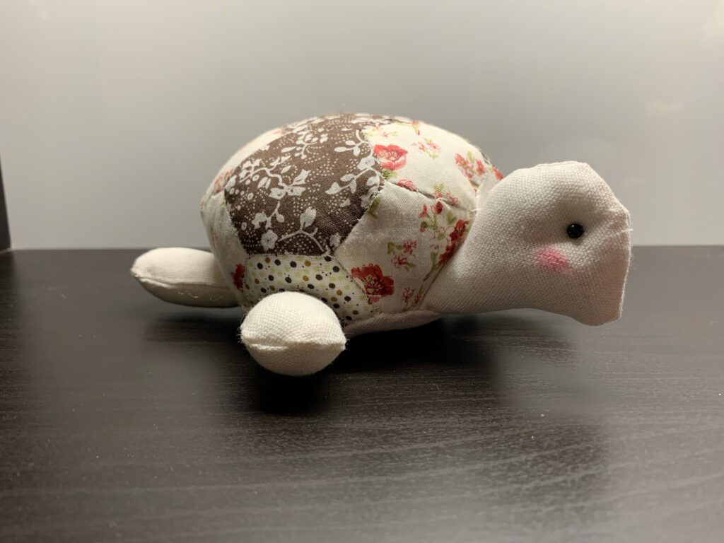 Acerico de tortuga beige con caparazón de retales