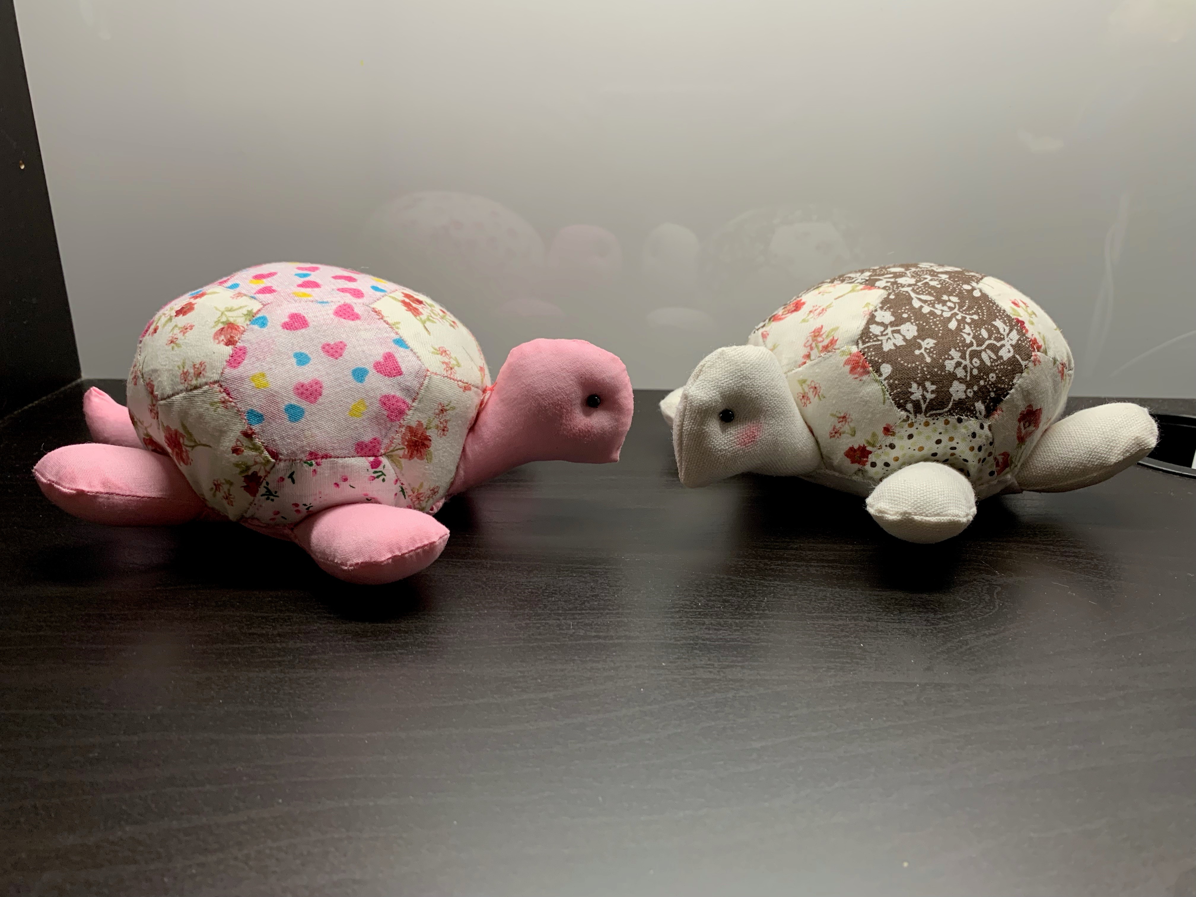 Dos acericos de tortuga hechos con telas de distintos estampados