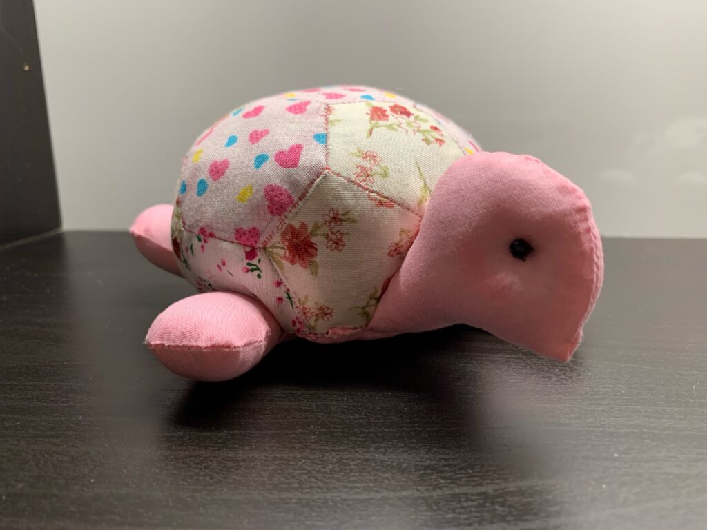 Acerico de tortuga rosa con caparazón de retales