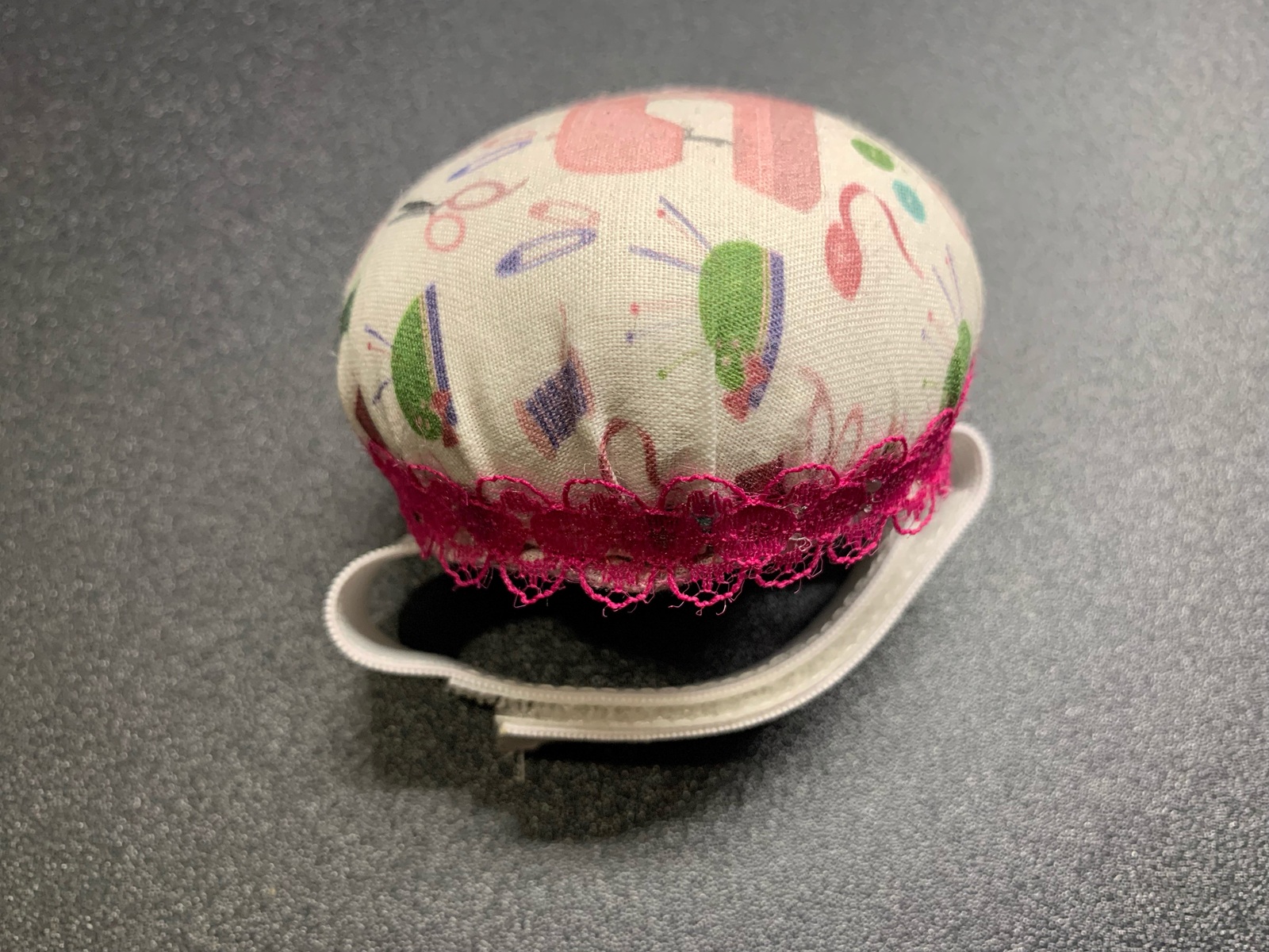 Acerico de muñeca con tela de motivos de costura y cinta elástica
