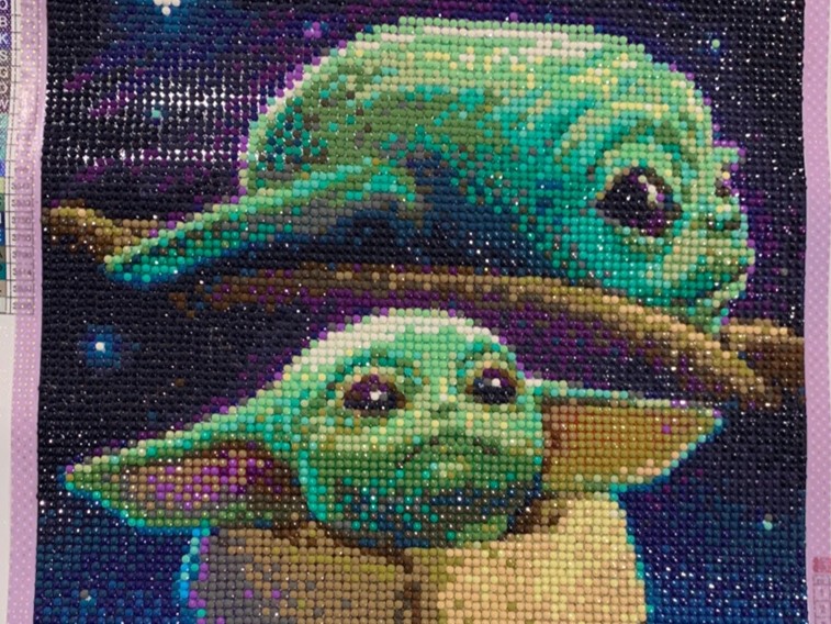 Grogu y Yoda bajo las estrellas
