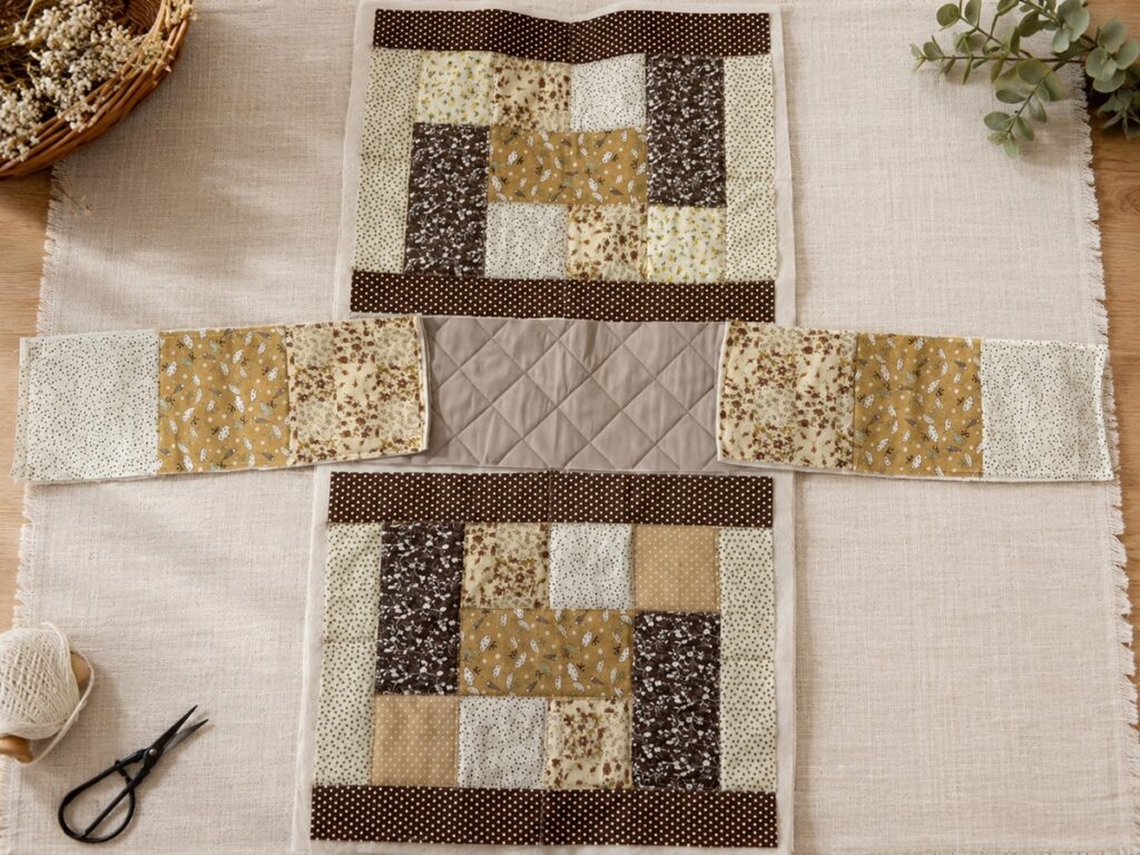 Piezas acolchadas de un bolso de patchwork en tonos marrones y beige antes de montarlo