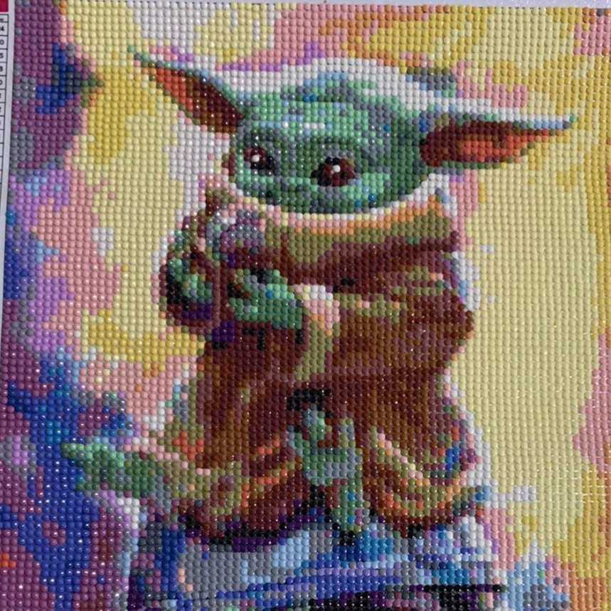 Baby Yoda sobre el casco mandaloriano en un cuadro de pintura diamante