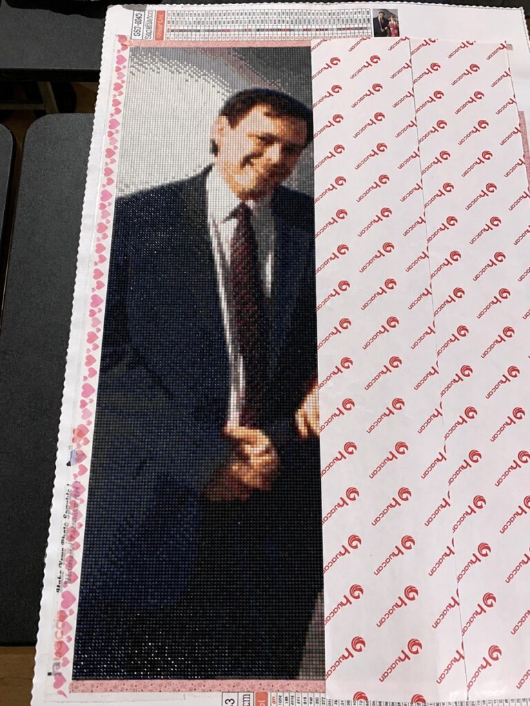 Cuadro personalizado de nuestra boda en proceso, realizado con diamantes cuadrados.