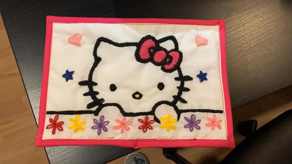 Bordado de Hello Kitty con flores para el bolso de patchwork