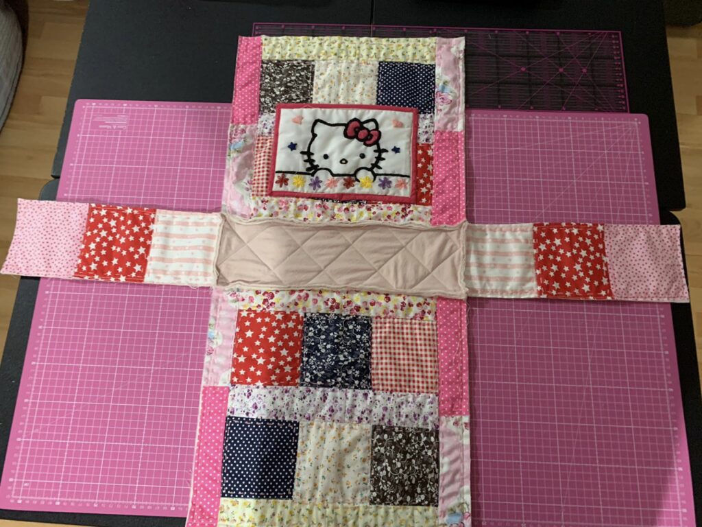 Piezas de patchwork del bolso de Hello Kitty antes de montarlo