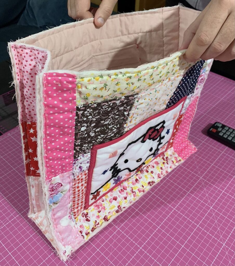 Bolso de patchwork de Hello Kitty durante el proceso de montaje