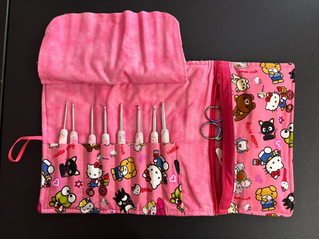 Funda hecha a mano por mí para guardar ganchillos de crochet de distintos tamaños.