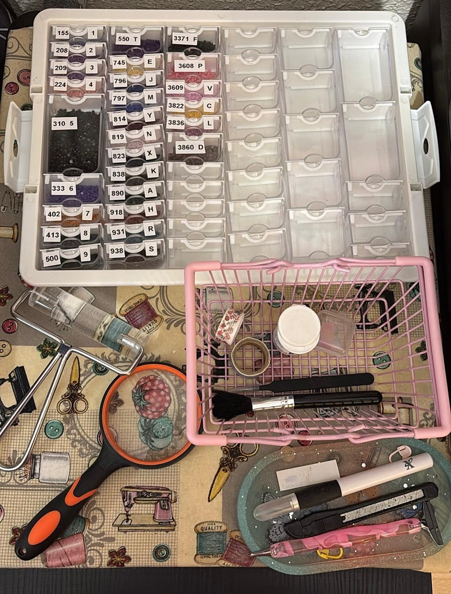 Organizador con diamantes etiquetados y herramientas para realizar cuadros de pintura diamante.