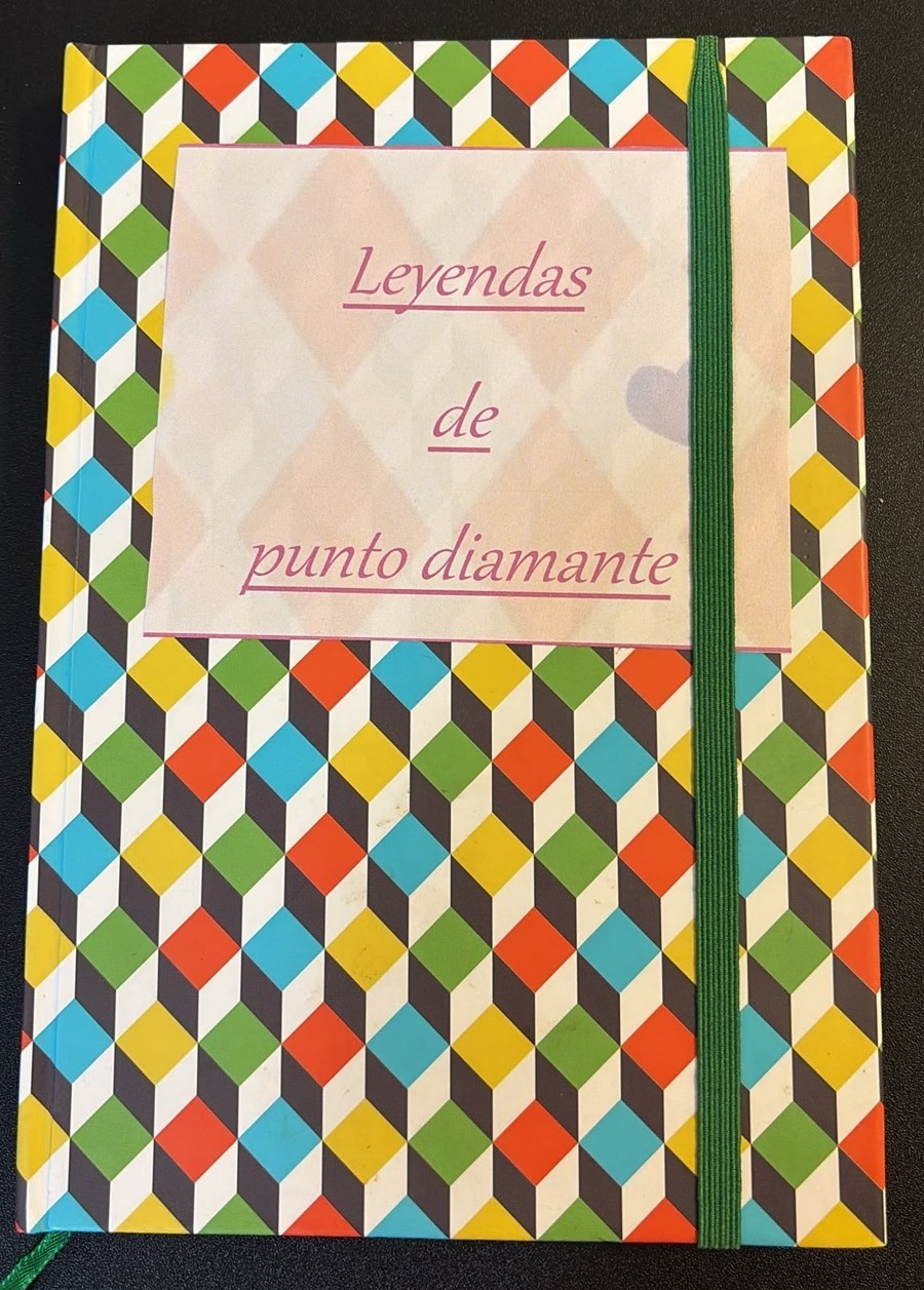Cuaderno de leyendas donde guardo las referencias de mis cuadros de pintura diamante.